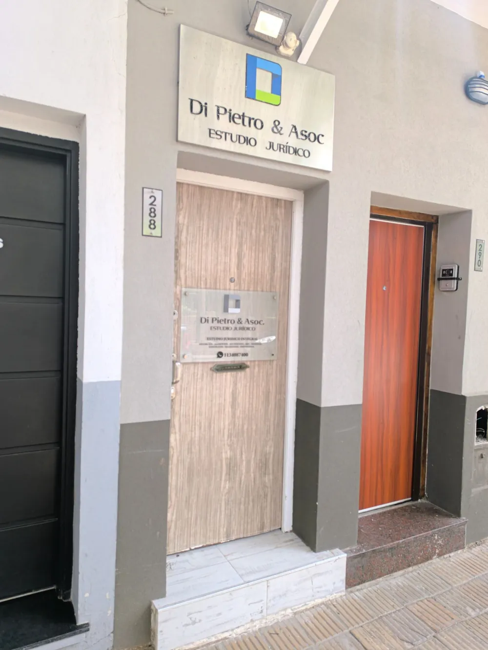 Entrada del estudio en Conesa 288, Quilmes